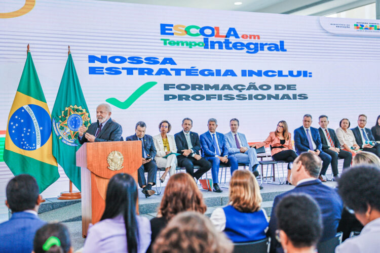 Presidente Lula em cerimônia sobre o Programa "Escola em tempo Integral"