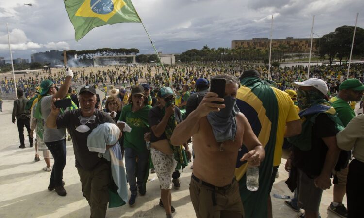 Manifestantes fazem ato contra governo no dia 8 de janeiro 2023