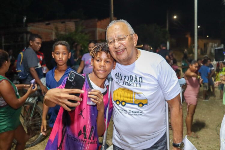 Prefeito Dr. Pessoa entrega a iluminação do campo da Vila Esplendor Fotos: Lucas Almeida / SEMCOM