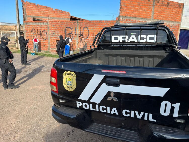 Policiais da DRACO apagando pixações referentes a facções criminosas na zona sul de Teresina