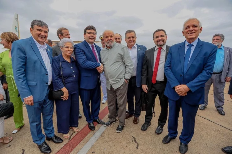 Presidente Lula é recepcionado por Rafael Fonteles e lideranças (Foto: Reprodução)