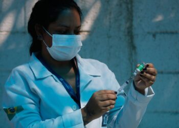 A técnica de enfermagem, Paula Roberta Moreira.