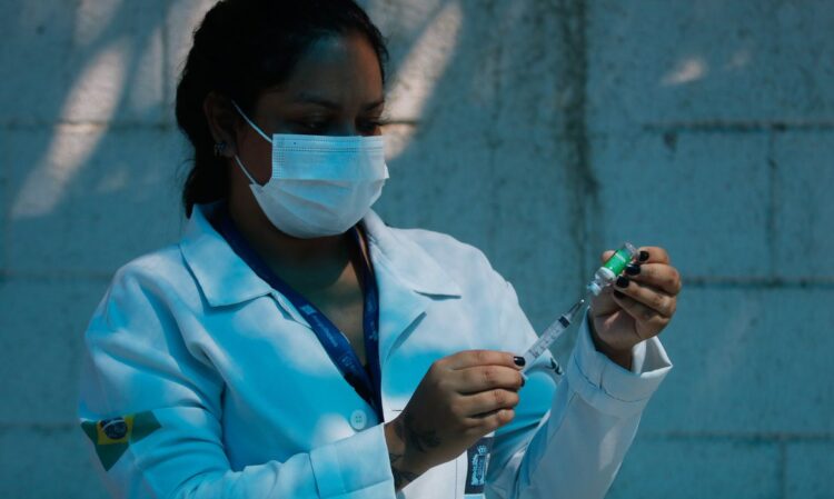 A técnica de enfermagem, Paula Roberta Moreira.