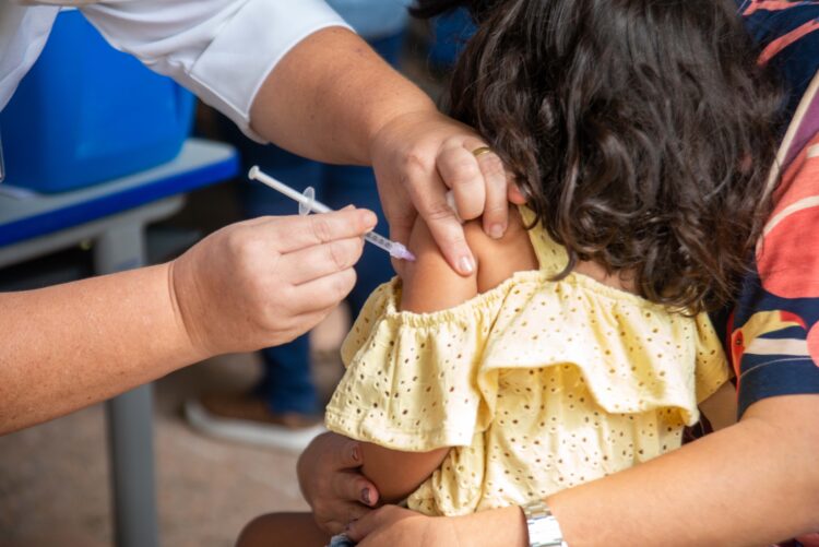 Vacinação infantil (Foto: Reprodução)