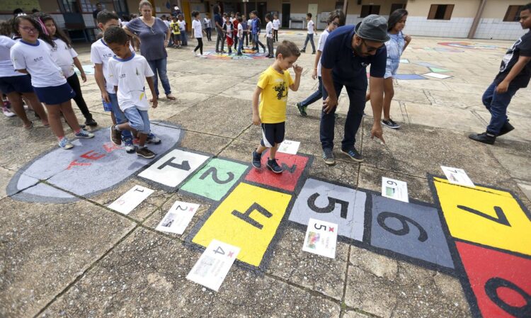 Brasília - Alunos da Escola Classe 29 de Taguatinga participam de atividades do projeto Adasa na Escola. No projeto as crianças aprendem como podem ajudar na preservação da  água (Marcelo Camargo/Agência Brasil)