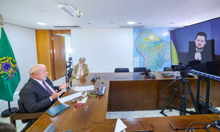 Brasília (DF), 02.03.2023 - Presidente da República, Luiz Inácio Lula da Silva, durante videochamada com o Presidente da Ucrânia, Volodymyr Zelensky, no Palácio do Planalto. Foto: Ricardo Stuckert/PR