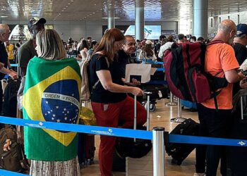 Tel Aviv, Israel – Brasileiros em Israel se preparam para serem repatriados em avião da FAB que chegou a Tel Aviv. Foto: X/Ministério das Relações Exteriores