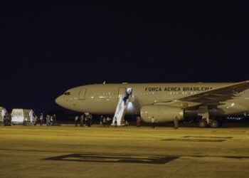 Brasília (DF) 11/10/2023 – O primeiro avião da FAB trazendo 211 brasileiros de Israel aterrissa às 4h da manhã, na Base Aérea de Brasília. A operação de resgate, denominada Voltando em Paz, começou no domingo (8) com a saída da aeronave do Brasil com destino à Itália e, de lá, para Tel Aviv (capital israelense), de onde os brasileiros embarcaram.
Foto: Joédson Alves/Agência Brasil