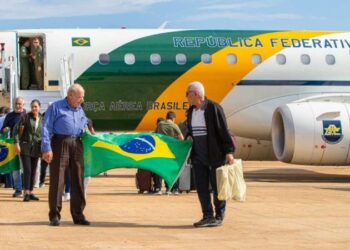 Primeiro grupo de brasileiros repatriados dos territórios palestinos ocupados por Israel chegou à Base Aérea na manhã de ontem: alívio e segurança - (crédito: Divulgação João Risi / PR)