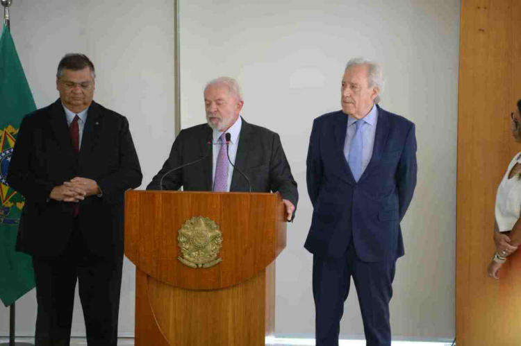 Foto: Reprodução/ Lula com Flávio Dino em coletiva de imprensa no Planalto para anunciar Lewandowski como ministro da Justiça - (crédito: Ed Alves/CB/D.A Press)