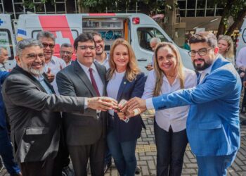 Rafael Fonteles entrega 10 ambulâncias em hospitais do PI