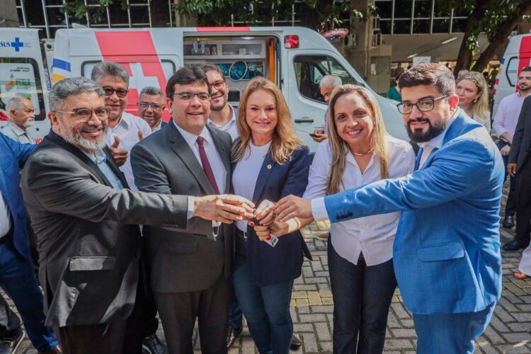 Rafael Fonteles entrega 10 ambulâncias em hospitais do PI