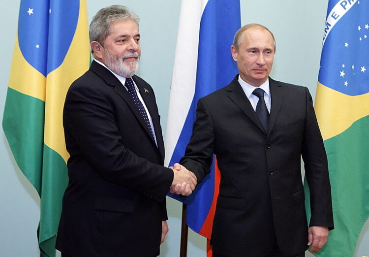 Russian Prime Minister Vladimir Putin (R) greets Brazilian President Luis Inacio Lula da Silva during their meeting on May 14, 2010 in Moscow. AFP PHOTO / ALEXEY DRUZHININ (Photo by ALEXEY DRUZHININ / RIA NOVOSTI / AFP)