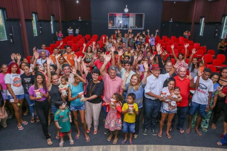 Mais de três mil famílias são beneficiadas com entrega de leite na região dos Cocais
(Foto: Governo do Piauí)