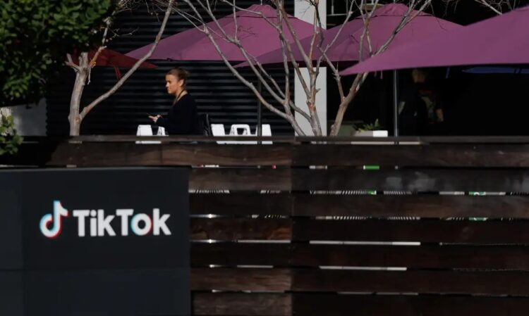 Governo processa TikTok por tratamento irregular de dados de crianças
(Foto: REUTERS/Mike Blake/Proibida reprodução)