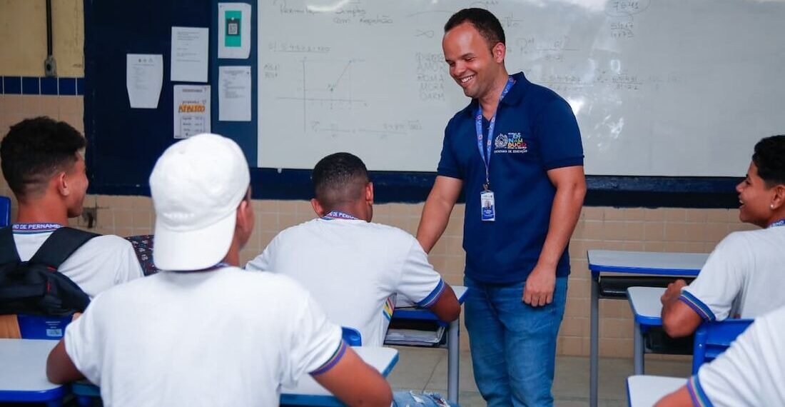Professor em Sala de aula (Foto: Filipe Jordão/SEE)