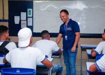 Professor em Sala de aula (Foto: Filipe Jordão/SEE)