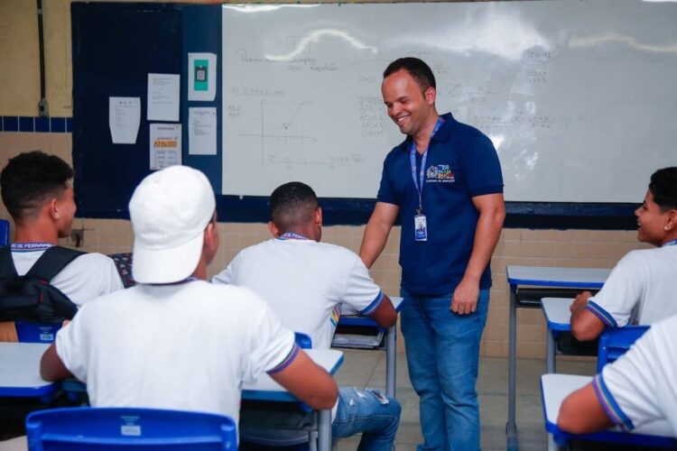 Professor em Sala de aula (Foto: Filipe Jordão/SEE)